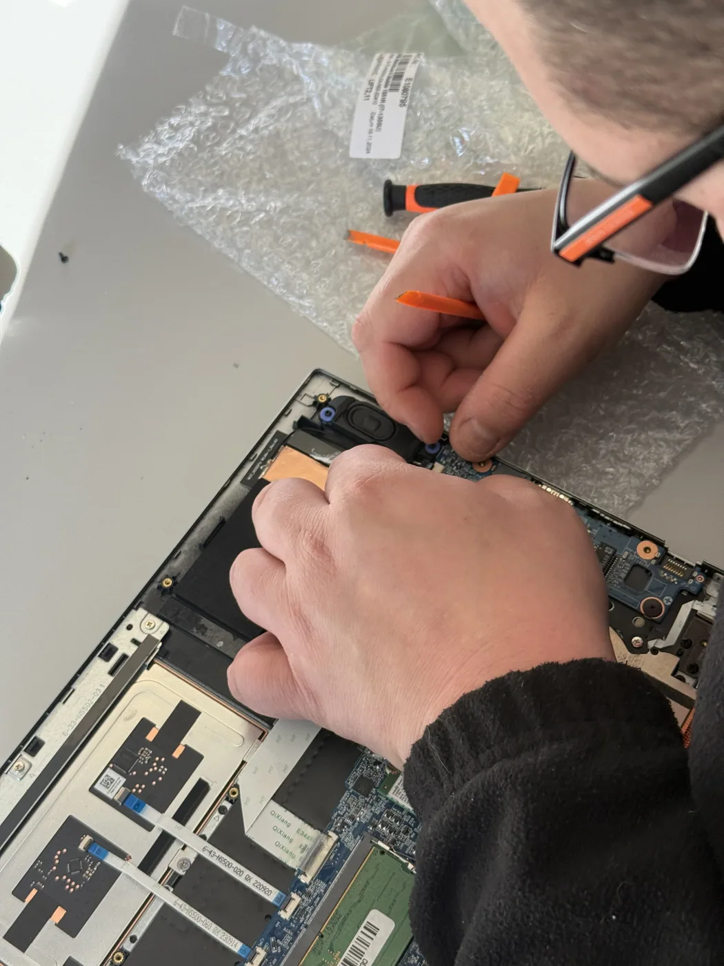 Reparatur eines Notebooks in der JOLA-Werkstatt